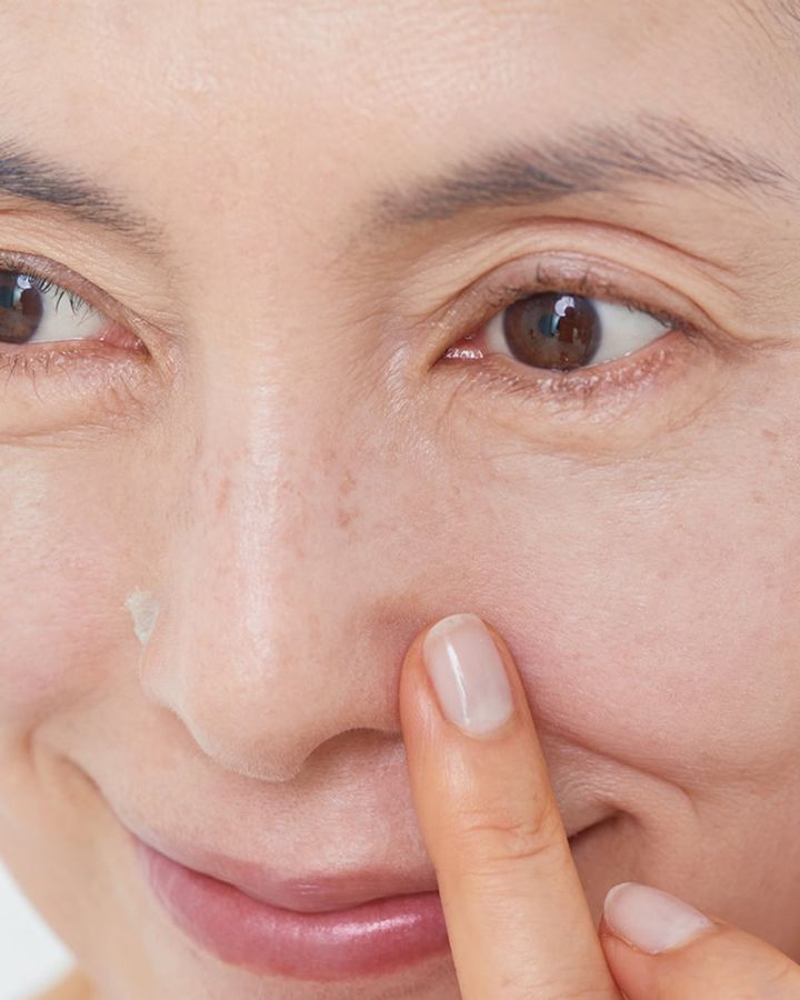 【4】小鼻の脇にチョンと置き指先でなじませる