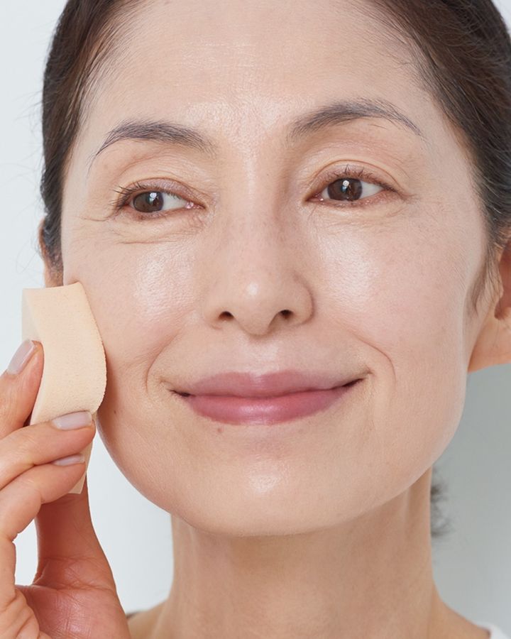 【5】ファンデーションを全体に薄く重ねて仕上げる