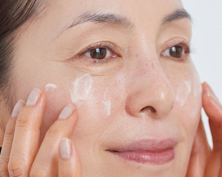 【1】日焼け止めや下地を顔全体に塗布する