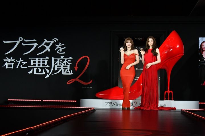 TWICE MOMO＆SANA、赤ドレスで魅了 『プラダを着た悪魔２』プレミアが話題