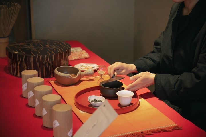 お茶を淹れる様子