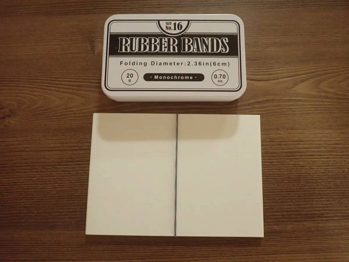 DAISO(ダイソー)：ゴムバンド(缶入り、モノクロ、長方形薄型)