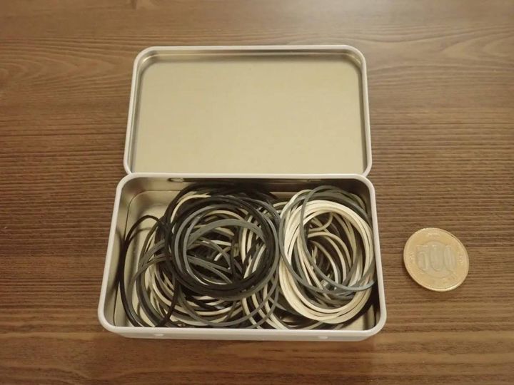 DAISO(ダイソー)：ゴムバンド(缶入り、モノクロ、長方形薄型)