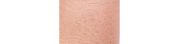 肌に溶け込むなめらか塗膜でキメも整う！