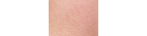 毛穴の凹凸に密着して、高いカバー力を発揮