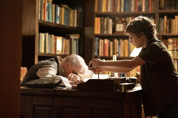 チャックに“数学”を教える祖父アルビーは、物語の要となる存在 [c] 2024 DANCE ANYWAY, LLC. ALL RIGHTS RESERVED.