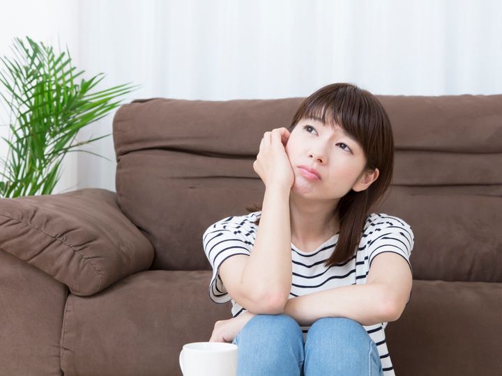 多忙な日々を家族の支えで乗り切る一方で、親の病への向き合い方など、実家暮らし特有の責任と恩恵の狭間で模索を続ける事例も見受けられます。今回は、神戸市（兵庫県）に住む35歳女性のエピソードを見ていきましょう。