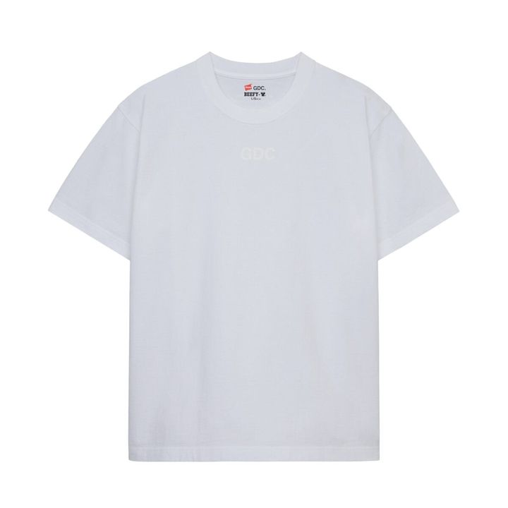 今回ベースとなるのは、1975年の誕生以来長く支持されてきたHanesの「BEEFY-T®」クルーネックTシャツ。肉厚なコットン100％のボディはタフさを備えながら、着込むほどに体になじみ、自然な風合いへと変化していく。