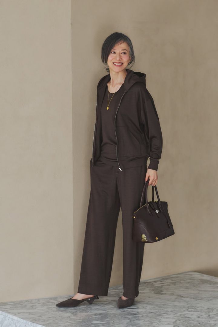 フード付きジャケット¥39,600、タンクトップ¥17,600、パンツ¥36,300／すべてラッピンノット×デミルクス ビームス（ビームス ハウス 丸の内）、ネックレス¥11,000／マナ ローザ ジュエル（マナ ローザ）バッグ¥132,000／エーディーエムジェイ（アクセソワドゥマドモワゼル）、シューズ¥42,900／ダブルスタンダードクロージング（フィルム）