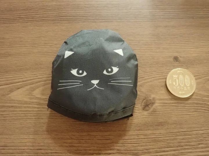 DAISO(ダイソー)：折りたたみうちわ(黒ねこ)