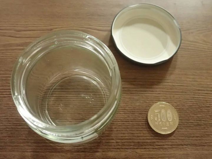 DAISO(ダイソー)：ツイストキャップ(ネコ、黒・灰、150mL)