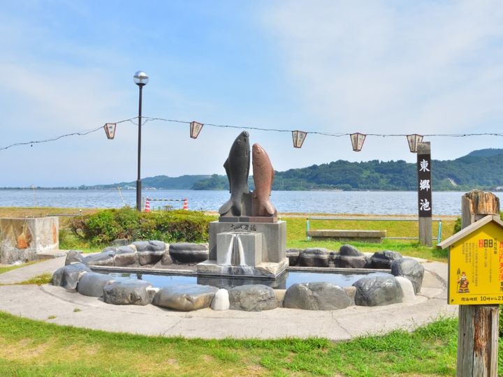 鳥取県、東郷湖の畔に湧く「はわい温泉」と「東郷温泉」は、湖底から湧き出す豊かな湯量を誇る温泉地です。美しい湖を望む絶景露天風呂や、美肌の湯と称される泉質が特徴。「恋の湯」としての伝説もあり、多くの旅行者に選ばれ続けている注目のスポットです。