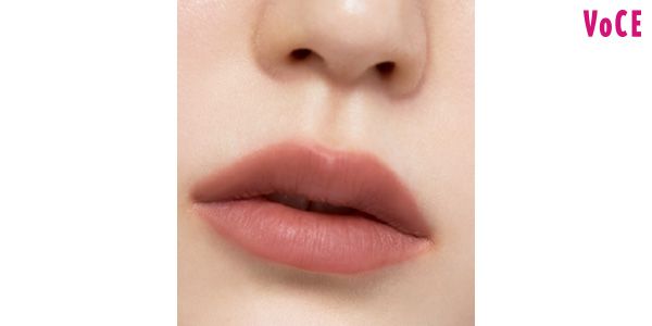 ややオーバーにして唇にふくらみを