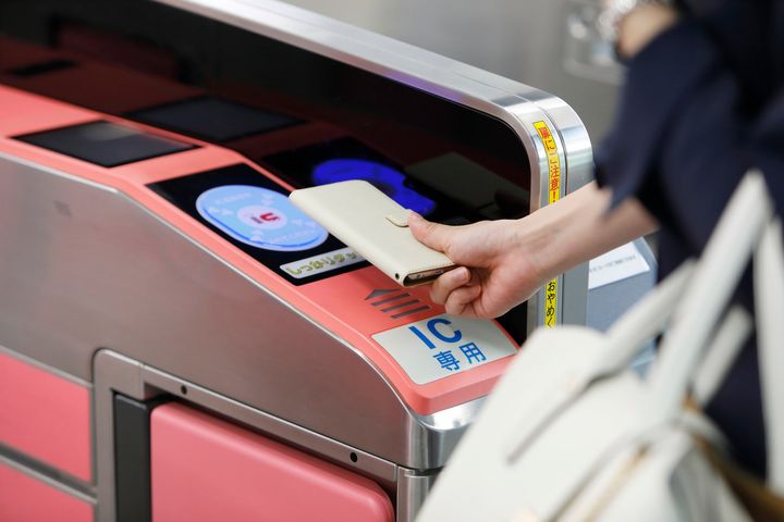 モバイルSuicaで子供と一緒に改札を通れる？ ママの疑問を解決 