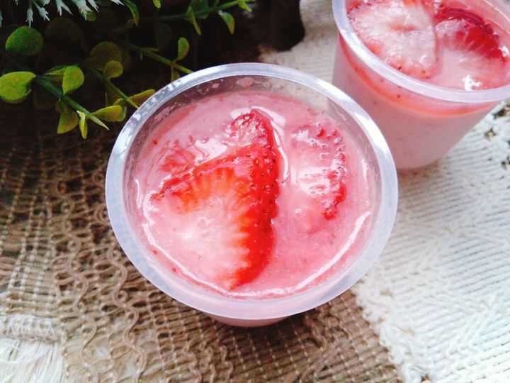 とろける甘酸っぱさ。いちごとヨーグルトのパンナコッタ