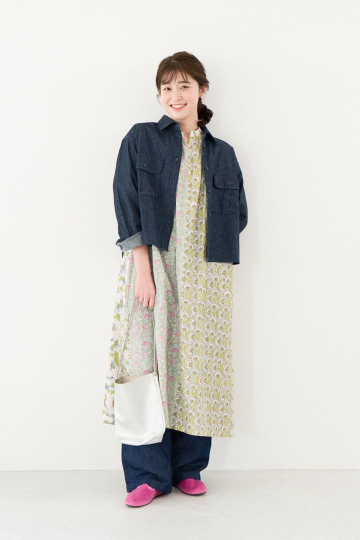 モデル／クリエイター ゆべしさんの私服ファッションスナップ。ゆべしさん流、花柄ワンピース×デニムで楽しむ春のレイヤード