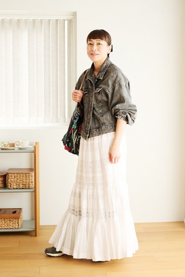 スタイリスト 佐藤かなさんの私服ファッションスナップ。佐藤かなさんの春の装いはレーススカートにデニムを合わせて軽やかに