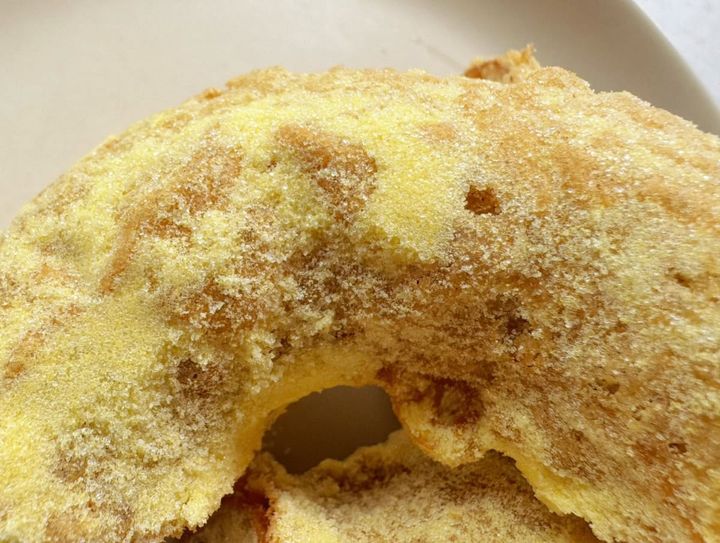 生地の軽やかな食感はそのままに、表面のシュガーが濃厚なカスタード味に変身！