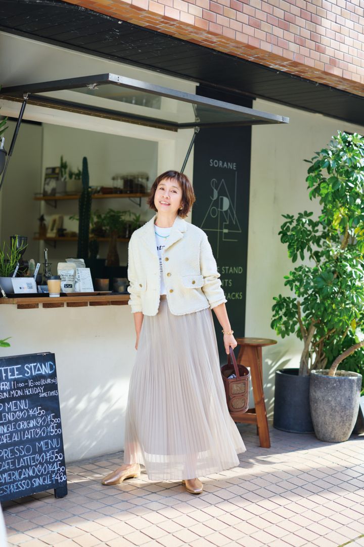 スカート¥9,990／プラステ、ツイードジャケット¥66,000／トゥモローランド コレクション（トゥモローランド）、Tシャツ¥7,150／ル シェルド ハリス（金万）、ピアス¥17,490／ピニャック（ズットホリック）、ネックレス¥16,500／シルコ（アッシュ・ペー・フランス）、ブレスレット¥22,680／アビステ、バッグ¥35,200／オルセット（オルサ）、靴¥25,300／ヒミコ