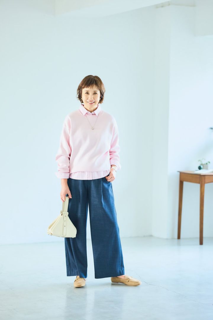 ニット¥2,490、靴¥2,990／ともにジーユー、シャツ¥28,600／ドロウェル、パンツ¥16,500／ソージュ（ソージュ オンラインストア）、バッグ¥126,500／アドヴェン（トゥモローランド）、ピアス¥27,500、ネックレス¥37,620／ともにバルブス、バングル¥30,360／アドラル（すべてズットホリック）