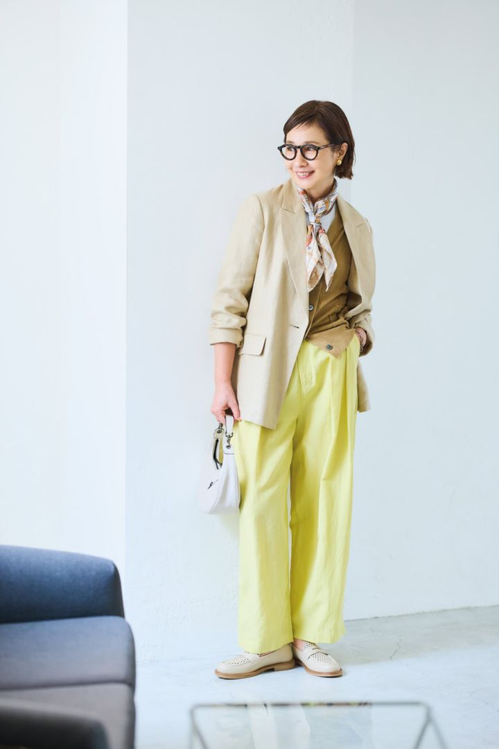 パンツ¥39,600、ジャケット¥61,600、カーディガン¥33,000／すべてドロウェル、Tシャツ¥2,990／ギャップ、スカーフ¥16,500／マニプリ、イヤリング¥11,000／アビステ、ブレスレット¥63,800／ダニエラ・デ・マルキ（アッシュ・ペー・フランス）、メガネ¥42,900／アイヴァン（アイヴァン 東京ギャラリー）、バッグ¥74,800／ロンシャン（ロンシャン・ジャパン）、靴¥41,800／カステラーノ（フラッパーズオンライン）