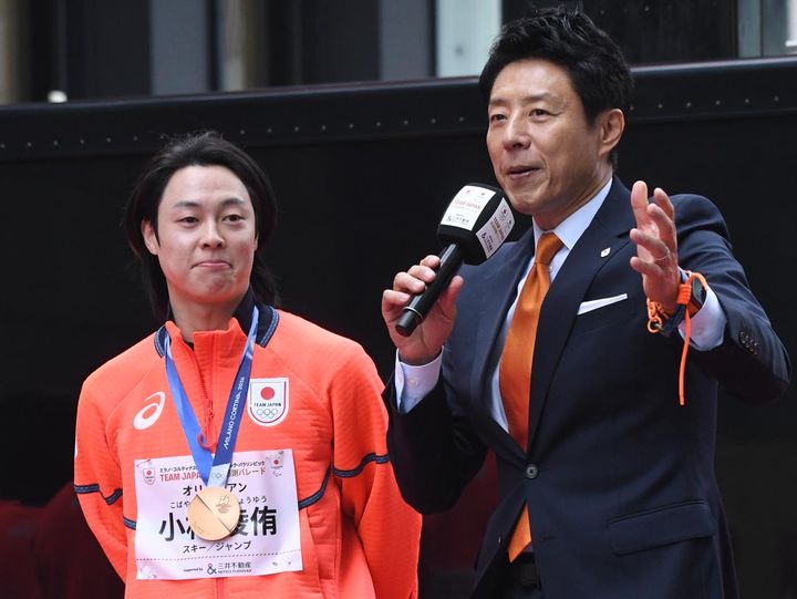 画像: 感極まった表情を見せつつ、インタビューを進行する松岡氏