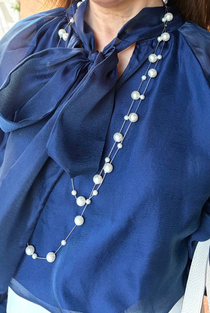 シアーシャツはZARA、パールネックレス