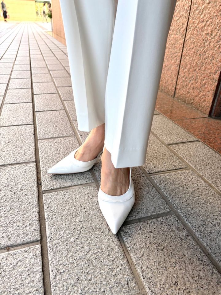 靴は白のポインテッドトゥパンプス