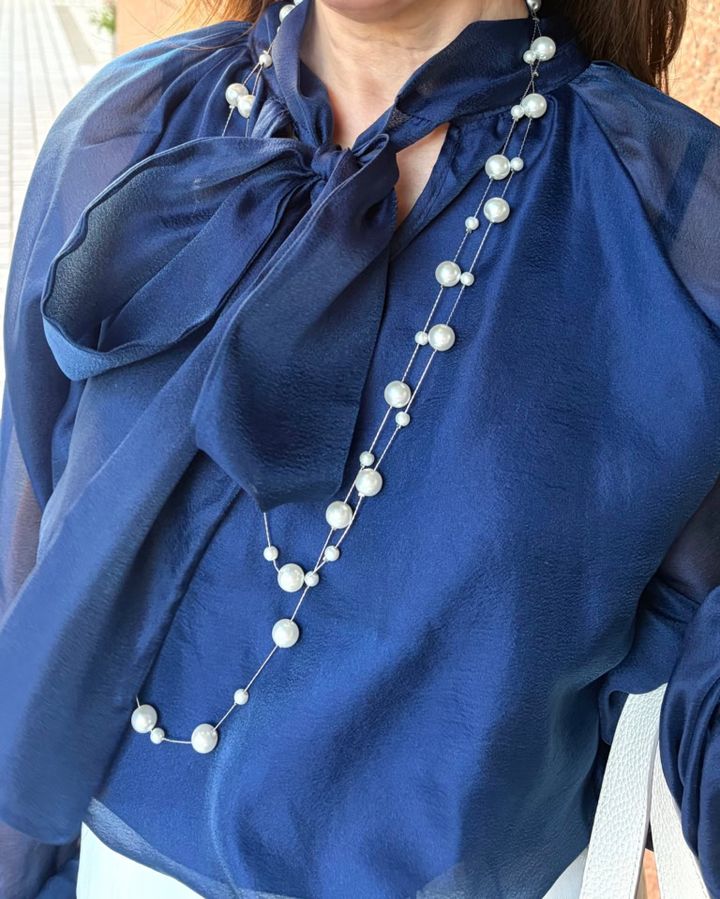 シアーシャツはZARA、パールネックレス