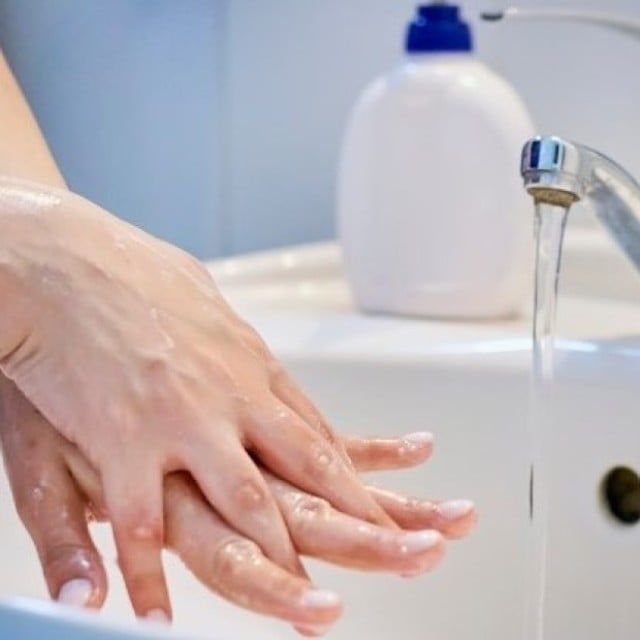 洗面ボウル・蛇口のすき間・鏡「洗面台」まわりの“3大汚れ”をしっかり落とす【プロの掃除テク】