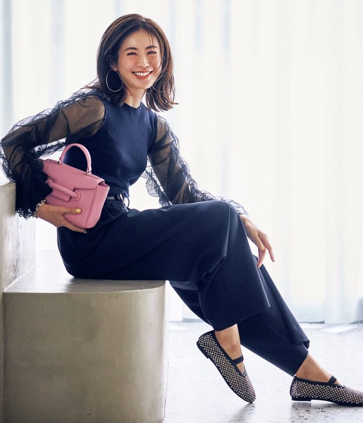 高垣麗子 シアー袖ニット パンツ ネイビーコーデ