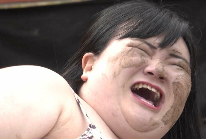 【写真・画像】オダウエダ植田、セクシーなビキニ姿で泥まみれに「何やってんの！」「見えますから」ツッコミ殺到 1枚目