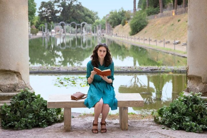 亡き母の日記を読むヒロイン。Netflix映画『ラブ＆ジェラート』独占配信中