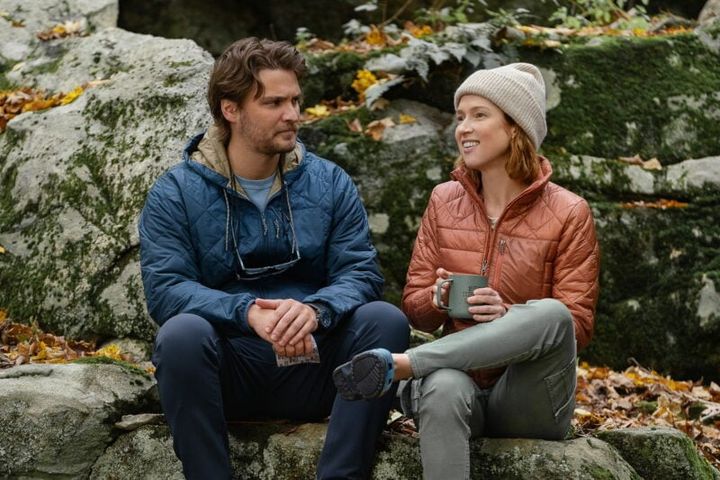 なぜか弟の親友がキャンプにいて……。Netflix映画『初心者のための幸せガイド』独占配信中