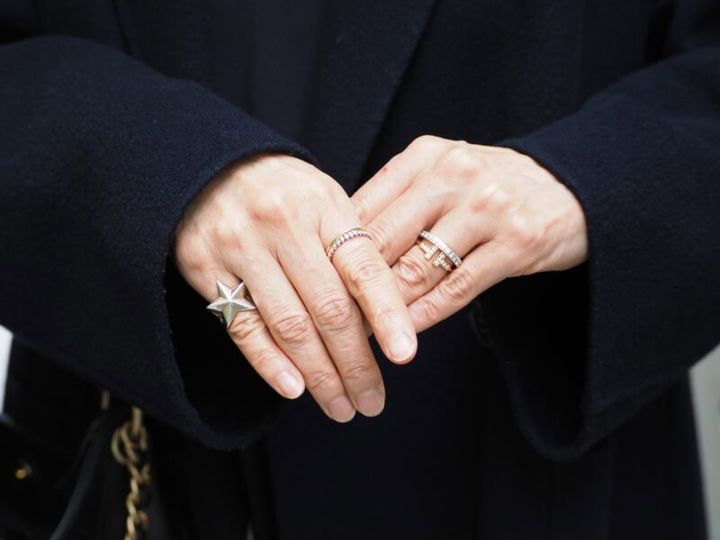 シルバーのリングを重ねづけ