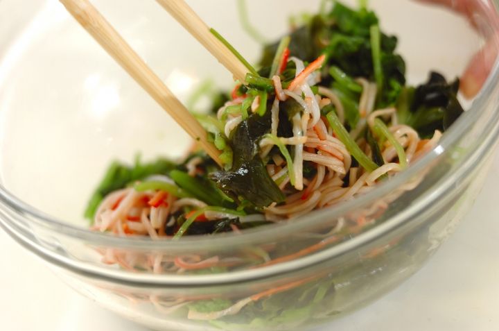 ミツバとカニカマのワサビ和えの作り方1