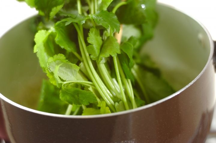 ミツバとカニカマのワサビ和えの下準備1