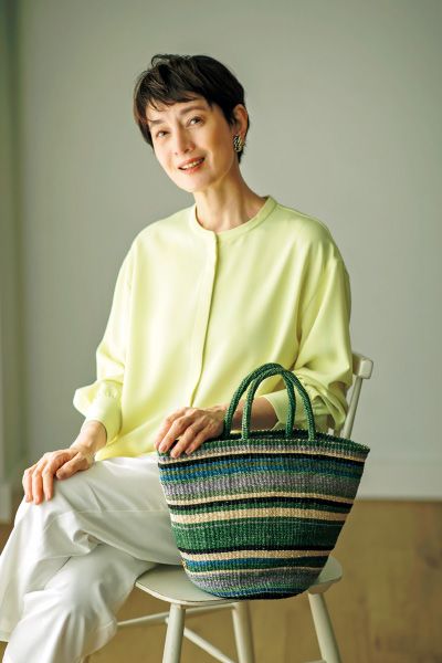 春らしい黄色で顔まわりがパッと明るく、若々しく