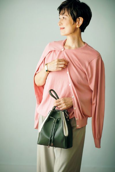 ピンクのニットとベージュのパンツで華やかお出掛け着