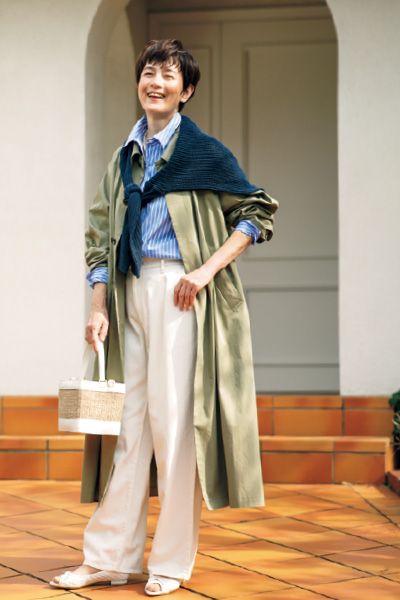 爽やかなブルーのシャツはカーキのコートと相性抜群！