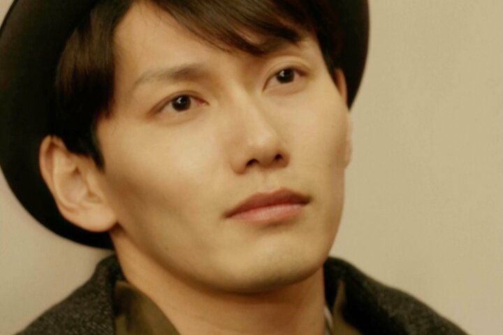 【写真・画像】有名政治家のイケメン息子、”バスタオル1枚”姿の21歳新人女優と「くすぐったい」初対面で大胆行動 1枚目