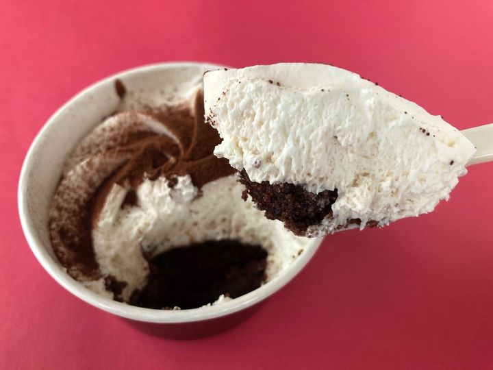 「うめーーーー！」「チョコ欲が満たされた！」【ローソン】「とろけるチョコソースのガトーショコラ」