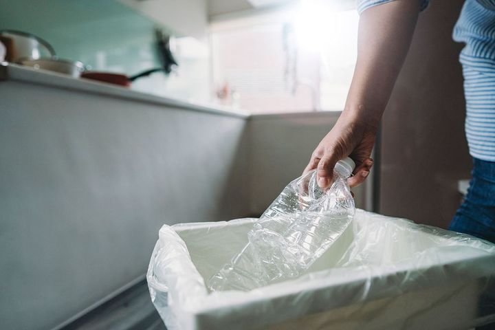 ペットボトルを捨てる