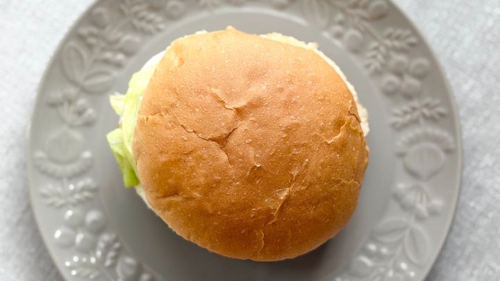 甘辛い特製ソースで満足度高め！【ファミマ】のハンバーガーの味は？