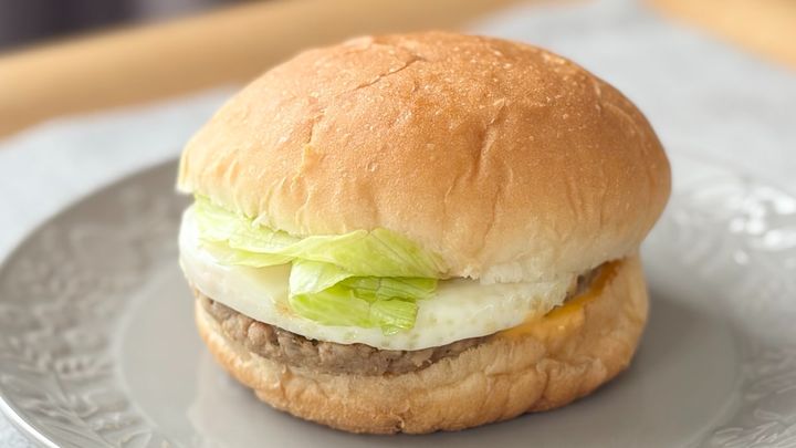 甘辛い特製ソースで満足度高め！【ファミマ】のハンバーガーの味は？