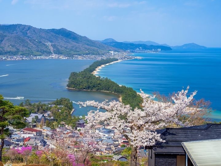 All About ニュース編集部が全国250人を対象に実施した「温泉地」に関するアンケートの調査結果から、グルメも楽しめると思う「京都府の温泉地」ランキングを発表！ 2位「天橋立温泉」を抑えた1位は？