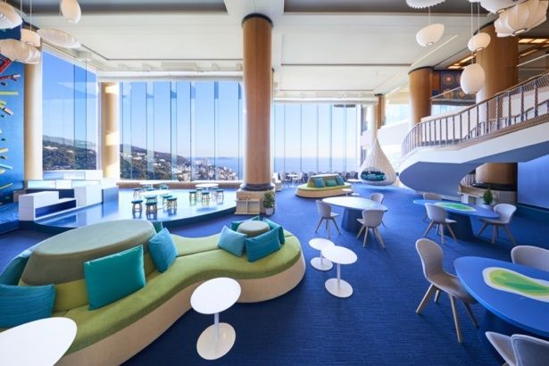 相模湾を表現した吹き抜け空間が広がるリゾナーレ熱海