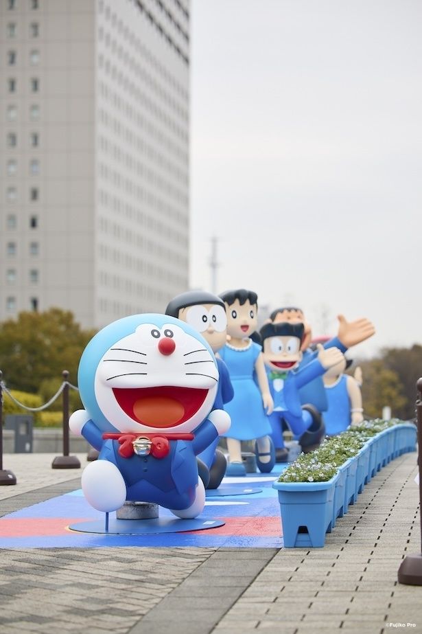 ドラえもんと仲間たちがフォーマルな衣装で並ぶ「100%ブルーカーペット」