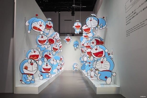 フォトスポットとなっている「カラフルドラえもん回廊」