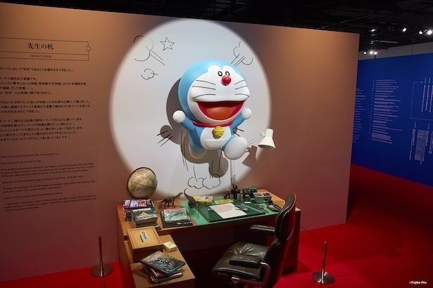 「先生の机」のエリアは創作の息遣いを間近で感じることができる